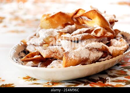 Il polacco tradizionale dessert croccante.Faworki o Chrust (a seconda della regione) sono dolci fatti di pasta che è stato sagomato in sottili twisted ri Foto Stock