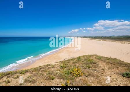Sopra il paesaggio di bella spiaggia selvaggia di Trafalgar faro, noto anche come Zahora o Cala Isabel, a Barbate, Cadice, Andalusia, Spagna Foto Stock