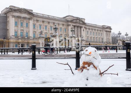 Snowy Buckingham Palace, Westminster, Londra, Regno Unito - 24 gennaio 2021 Foto Stock