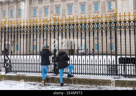 Snowy Buckingham Palace, Westminster, Londra, Regno Unito - 24 gennaio 2021 Foto Stock