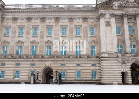 Snowy Buckingham Palace, Westminster, Londra, Regno Unito - 24 gennaio 2021 Foto Stock