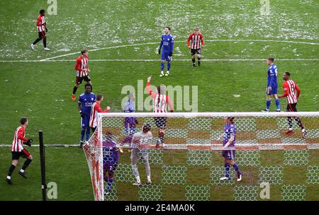 Brentford's Mads Bech Sorensen (centro) celebra il primo gol della partita della sua squadra durante la quarta partita della Emirates fa Cup al Brentford Community Stadium di Londra. Data immagine: Domenica 24 gennaio 2021. Foto Stock