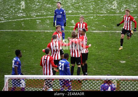 Brentford's Mads Bech Sorensen (al centro) celebra il primo gol del suo fianco con i compagni di squadra, mentre James Maddison (top) di Leicester City si è sfidato durante la quarta partita degli Emirates fa Cup al Brentford Community Stadium di Londra. Data immagine: Domenica 24 gennaio 2021. Foto Stock