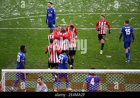 Brentford's Mads Bech Sorensen (al centro) celebra il primo gol del suo fianco con i compagni di squadra, mentre James Maddison (top) di Leicester City si è sfidato durante la quarta partita degli Emirates fa Cup al Brentford Community Stadium di Londra. Data immagine: Domenica 24 gennaio 2021. Foto Stock