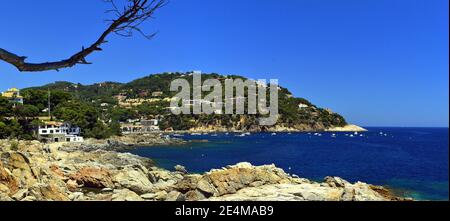 Vista della città di Llafranc e Cabo de San Sebastian AT Costa Brava Spagna Foto Stock