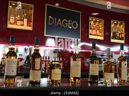 File photo datato 16/04/18, Diageo possedeva whisky in un bar presso la loro sede di Edimburgo. Il produttore di Smirnoff e Guinness dovrebbe rivelare vendite biologiche più basse per gli ultimi sei mesi dopo che il commercio globale è stato colpito dalla chiusura di massa di pub, bar e ristoranti. Foto Stock