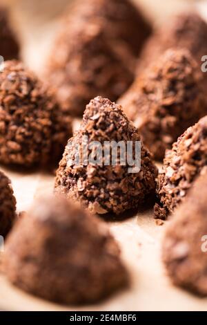 Caramelle al cioccolato al tartufo con briciole assortite di wafer. Dolce dessert fatto in casa su un piatto Foto Stock