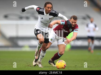 Fulham's Bobby Decordova-Reid (a sinistra) e Burnley's Erik Pieters combattono per la palla durante la quarta partita della fa Cup Emirates a Craven Cottage, Londra. Data immagine: Domenica 24 gennaio 2021. Foto Stock