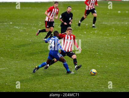 Brentford Community Stadium, Londra, Regno Unito. 24 gennaio 2021. English fa Cup Football, Brentford FC contro Leicester City; Marcus Forss di Brentford sfida Nampalys Mendy di Leicester City Credit: Action Plus Sports/Alamy Live News Foto Stock