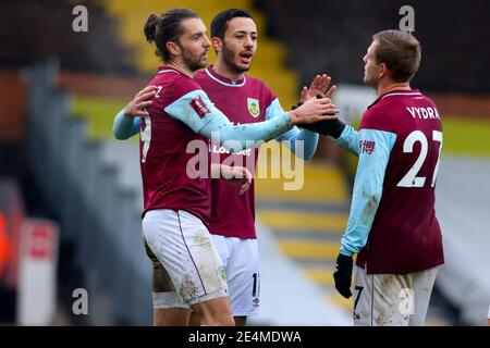 Craven Cottage, Londra, Regno Unito. 24 gennaio 2021. English fa Cup Football, Fulham contro Burnley; Jay Rodriguez di Burnley celebra il suo obiettivo con i compagni di squadra per il 0-1 nel 31 minuto Credit: Action Plus Sports/Alamy Live News Foto Stock