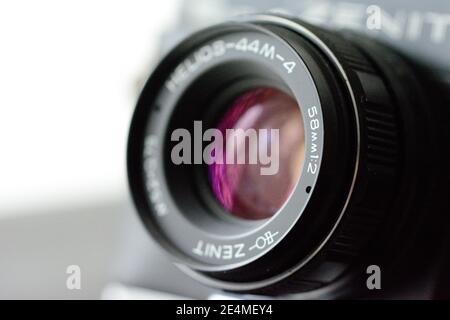 Fotocamera Zenit Helios 44M, macchina fotografica sovietica d'epoca Foto Stock