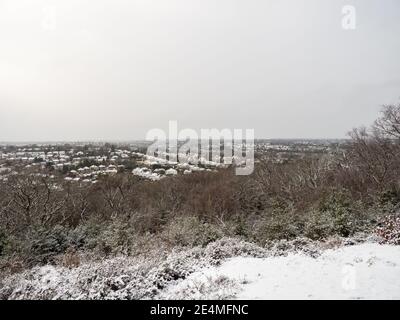 CROYDON, UK - 24 JUANARY 2020: Croham Hurst guardando verso South Croydon, Londra. Nella neve. Foto Stock