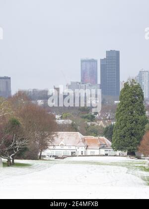 CROYDON, UK - 24 JUANARY 2020: Una vista del centro di Croydon nella neve guardando da Croham Hurst, Croydon Sud, Londra. Foto Stock