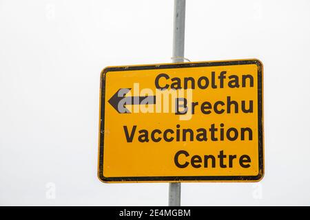 Segno del centro di vaccinazione di Covid in inglese e gallese Foto Stock