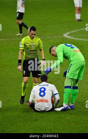 Milano, Italia. 23 gennaio 2021. Il portiere Pierluigi Gollini (95) e Robin Gosens (8) di Atalanta hanno visto con l'arbitro Maurizio Mariani nella serie UNA partita tra AC Milano e Atalanta a San Siro a Milano. (Photo Credit: Gonzales Photo/Alamy Live News Foto Stock