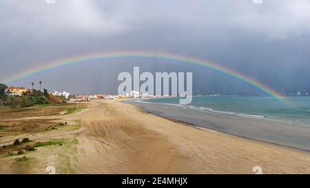 Rinconcillo spiaggia in Algeciras in una giornata invernale con l'arcobaleno nel cielo. Foto Stock