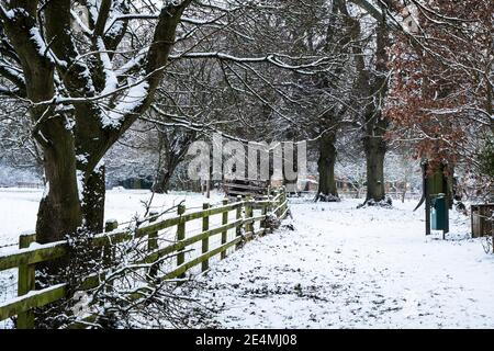 Un sentiero vicino a San Michele e Chiesa di tutti gli Angeli, Bugbrooke, nella neve Foto Stock