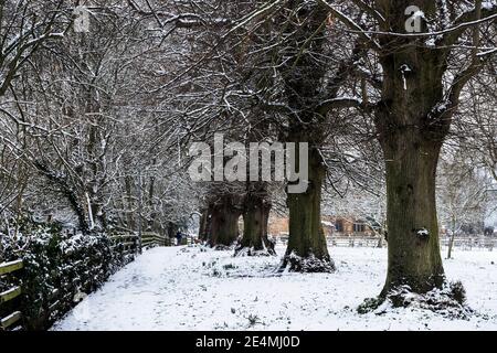 Un sentiero vicino a San Michele e Chiesa di tutti gli Angeli, Bugbrooke, nella neve Foto Stock