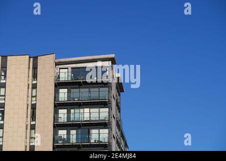 Primo piano di un alto e moderno edificio residenziale con grandi finestre e balconi, Glasgow, Scozia Foto Stock