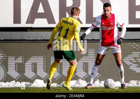 SITTARD, PAESI BASSI - GENNAIO 24: Emil Hansson di Fortuna Sittard, Noussir Mazraoui di Ajax durante la partita olandese di Eredivisie tra Fortuna Sittard e Ajax a Fortuna Sittard Stadiium il 24 gennaio 2021 a Sittard, Paesi Bassi (Foto di Broer van den Boom/Orange Pictures/Alamy Live News) Foto Stock
