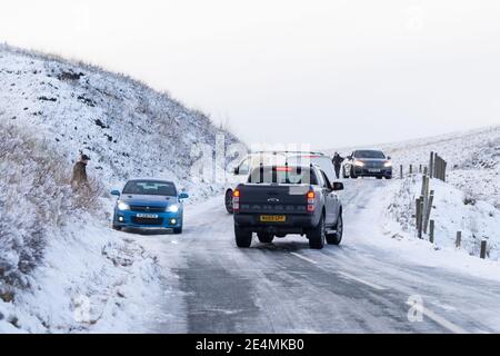 Rivington, Lancashire, Inghilterra, Regno Unito. 24 gennaio 2021. Gli automobilisti sono presi dal ghiaccio su Rivington Road, che corre tra Belmont e Rivington in Lancashire. La strada non sembra essere stata trattata e si è congelata a temperature inferiori allo zero della scorsa notte. I veicoli tentano di girare dopo essere stati incapaci di procedere in salita. Credit: Callum Fraser/Alamy Live News Foto Stock