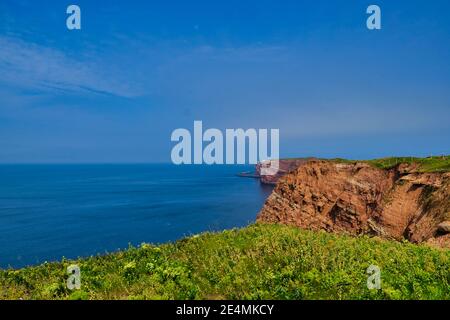 Vista sulla costa di Heligoland con rocce rosse Foto Stock