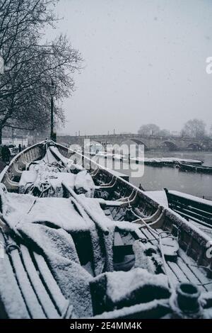 Richmond upon Thames, Londra | UK - 2021.01.24: Richmond Bridge su freddo neve inverno Domenica Foto Stock