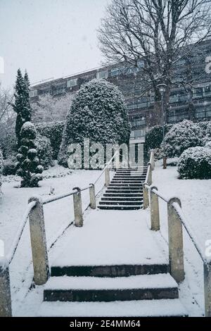 Richmond Upon Thames, Londra | UK - 2021.01.24: Richmond Streets coperto di neve su freddo Domenica moning nel mese di gennaio Foto Stock