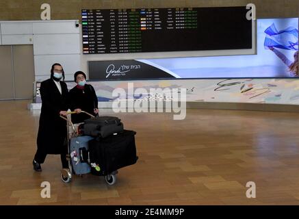 Lod, Israele. 24 gennaio 2021. Un uomo e una donna ultra-ortodossi arrivano all'aeroporto ben Gurion di Israele a Lod, vicino a Tel Aviv, domenica 24 gennaio 2021. Foto di Debbie Hill/UPI Credit: UPI/Alamy Live News Foto Stock