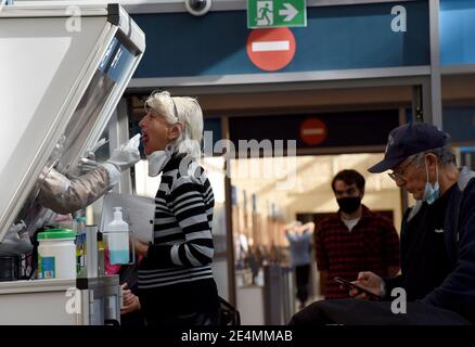 Lod, Israele. 24 gennaio 2021. Un lavoratore raccoglie un campione di tampone da un viaggiatore presso uno stand DI test CHECK 2 FLY Rapid coronavirus nell'aeroporto ben Gurion di Israele a Lod, vicino a Tel Aviv, domenica 24 gennaio 2021. Foto di Debbie Hill/UPI Credit: UPI/Alamy Live News Foto Stock