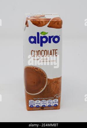 Reading, Regno Unito - Dicembre 20 2020: Un cartone di latte di soia aromatizzato al cioccolato Alpro Foto Stock