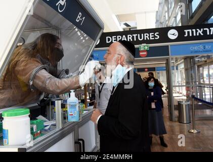 Lod, Israele. 24 gennaio 2021. Un lavoratore raccoglie un campione di tampone da un viaggiatore ortodosso ad uno stand DI test CHECK 2 FLY Rapid coronavirus nell'aeroporto ben Gurion di Israele a Lod, vicino a Tel Aviv, domenica 24 gennaio 2021. Foto di Debbie Hill/UPI Credit: UPI/Alamy Live News Foto Stock