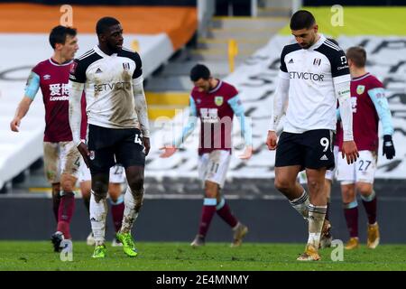 Craven Cottage, Londra, Regno Unito. 24 gennaio 2021. English fa Cup Football, Fulham contro Burnley; UN deposto Aleksandar Mitrovic e Aboubakar Kamara di Fulham dopo Kevin Long di Burnley punteggi per 0-3 nel 81 ° minuto Credit: Action Plus Sports/Alamy Live News Foto Stock