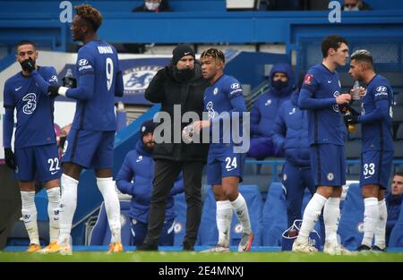 Il manager del Chelsea Frank Lampard parla con Reece James durante una pausa in gioco nella quarta partita della Coppa Emirates fa a Stamford Bridge, Londra. Data immagine: Domenica 24 gennaio 2021. Foto Stock