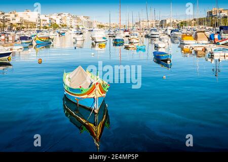 Tipiche barche da pesca nel piccolo porto di Sliema ON L'isola di Malta Foto Stock