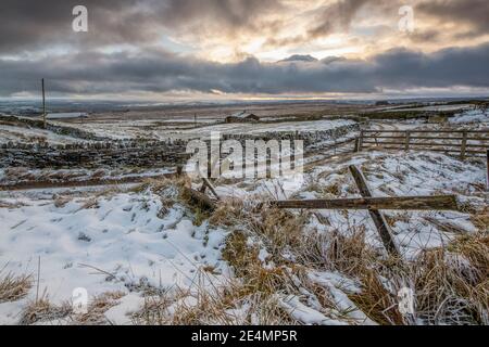 allevamento di pecore solitario di brughiera situato in alto sulle brughiere tra halifax e haworth a calderdale, yorkshire occidentale, entrambi sulle colline meridionali di pennine. Foto Stock