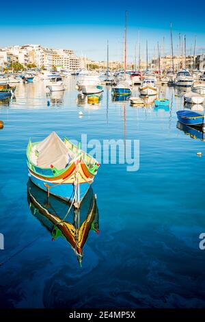 Tipiche barche da pesca nel piccolo porto di Sliema ON L'isola di Malta Foto Stock