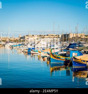 Tipiche barche da pesca nel piccolo porto di Sliema ON L'isola di Malta Foto Stock