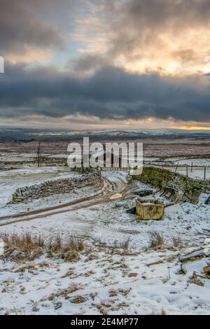 allevamento di pecore solitario di brughiera situato in alto sulle brughiere tra halifax e haworth a calderdale, yorkshire occidentale, entrambi sulle colline meridionali di pennine. Foto Stock