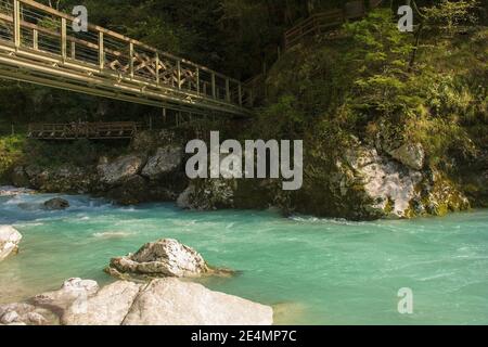 Il Ponte del Diavolo inferiore attraversa il fiume Tolminka che scorre attraverso la Gola di Tolmin nel Parco Nazionale del Triglav, nella Slovenia nord occidentale Foto Stock