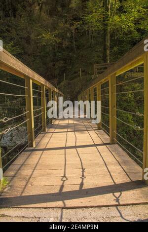 Il Ponte del Diavolo inferiore attraversa il fiume Tolminka che scorre attraverso la Gola di Tolmin nel Parco Nazionale del Triglav, nella Slovenia nord occidentale Foto Stock