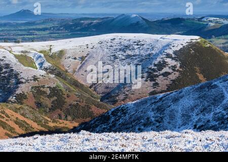 The Wrekin, The Lawley, Bodbury Ring con la neve vista dal Long Mynd, Church Stretton, Shropshire Foto Stock