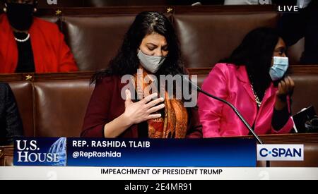 Uno schermo TV C-SPAN mostra la Rep. Statunitense Rashida Tlaib che parla a sostegno del secondo impeachmnet del presidente degli Stati Uniti Donald Trump. Foto Stock