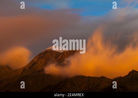 Panama paesaggio con luce l'ultima sera sulla montagna Volcan Baru, 3475 m, provincia di Chiriqui, Repubblica di Panama, America Centrale. Foto Stock