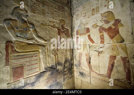 Dipinti di rilievo nel tempio di Sethos i ad Abydos, Egitto Foto Stock