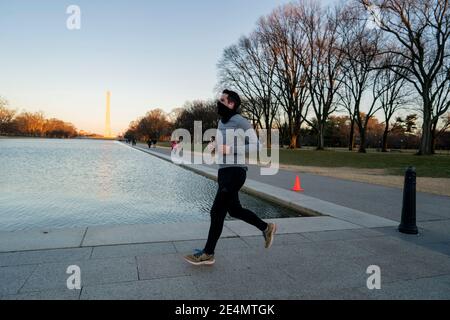 Washington, Stati Uniti. 23 gennaio 2021. Un uomo scherza vicino al Lincoln Memorial Reflecting Pool a Washington, DC, Stati Uniti, 23 gennaio 2021. Il numero totale di casi confermati COVID-19 negli Stati Uniti ha superato 24,995,000, secondo i dati rilasciati dalla Johns Hopkins University la domenica mattina. Credit: Liu Jie/Xinhua/Alamy Live News Foto Stock