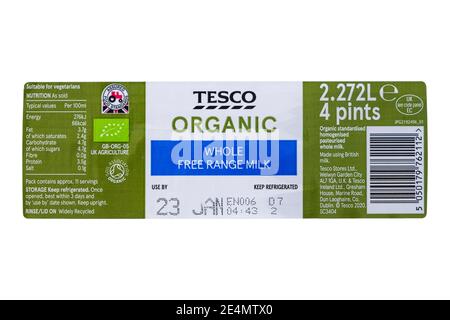 Etichetta Tesco Organic Milk Bottle Food per la gamma gratuita latte intero con informazioni nutrizionali e codice a barre isolato su sfondo trasparente. Regno Unito, Gran Bretagna Foto Stock