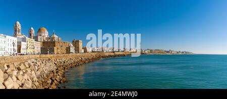 Cadice, Spagna - 16 gennaio 2021: Panorama del centro storico di Cadice Foto Stock