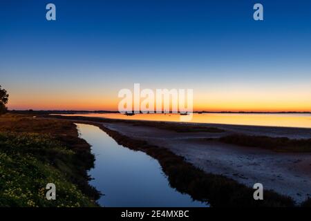 Splendida nightfall con un cielo colorato su zone umide e canali paesaggio naturale Foto Stock