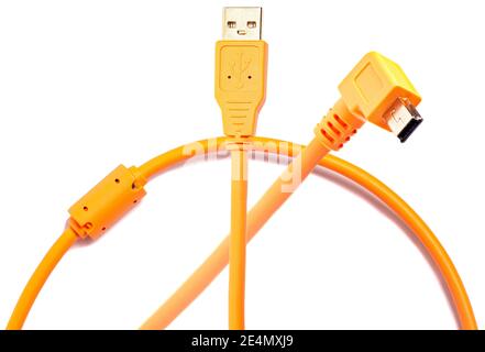 Cavo USB arancione isolato su sfondo bianco. Foto Stock